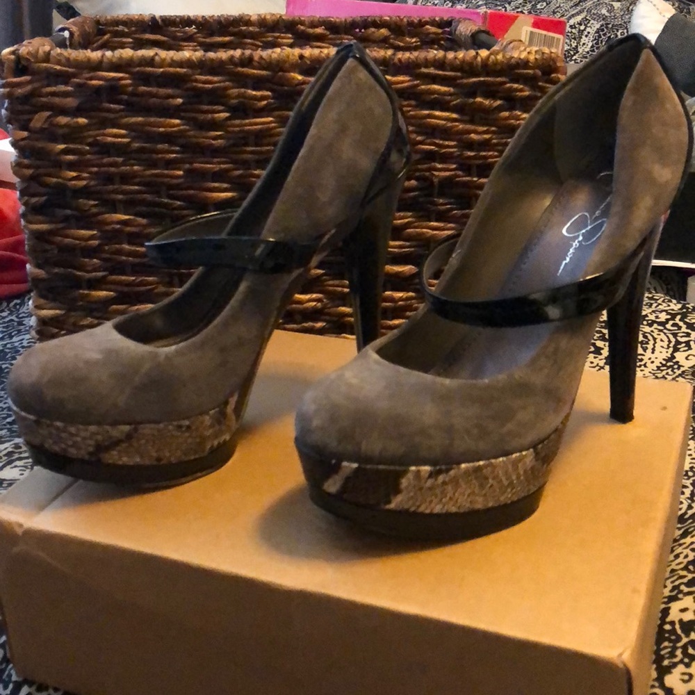 Jessica Simpson pumps